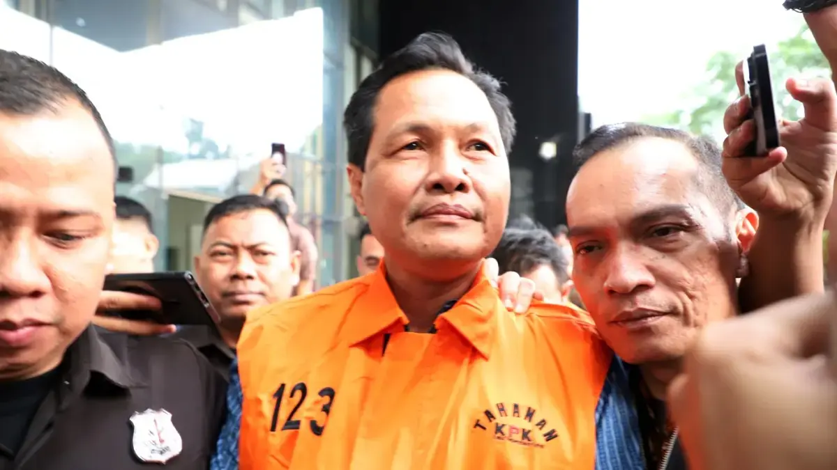DIPERIKSA KPK: Bupati Muara Enim Edison mengenakan rompi tahanan usai menjalani pemeriksaan di Gedung Merah Putih KPK, Jakarta, Selasa (9/6/2026). (Dery Ridwansah/ JawaPos.com)