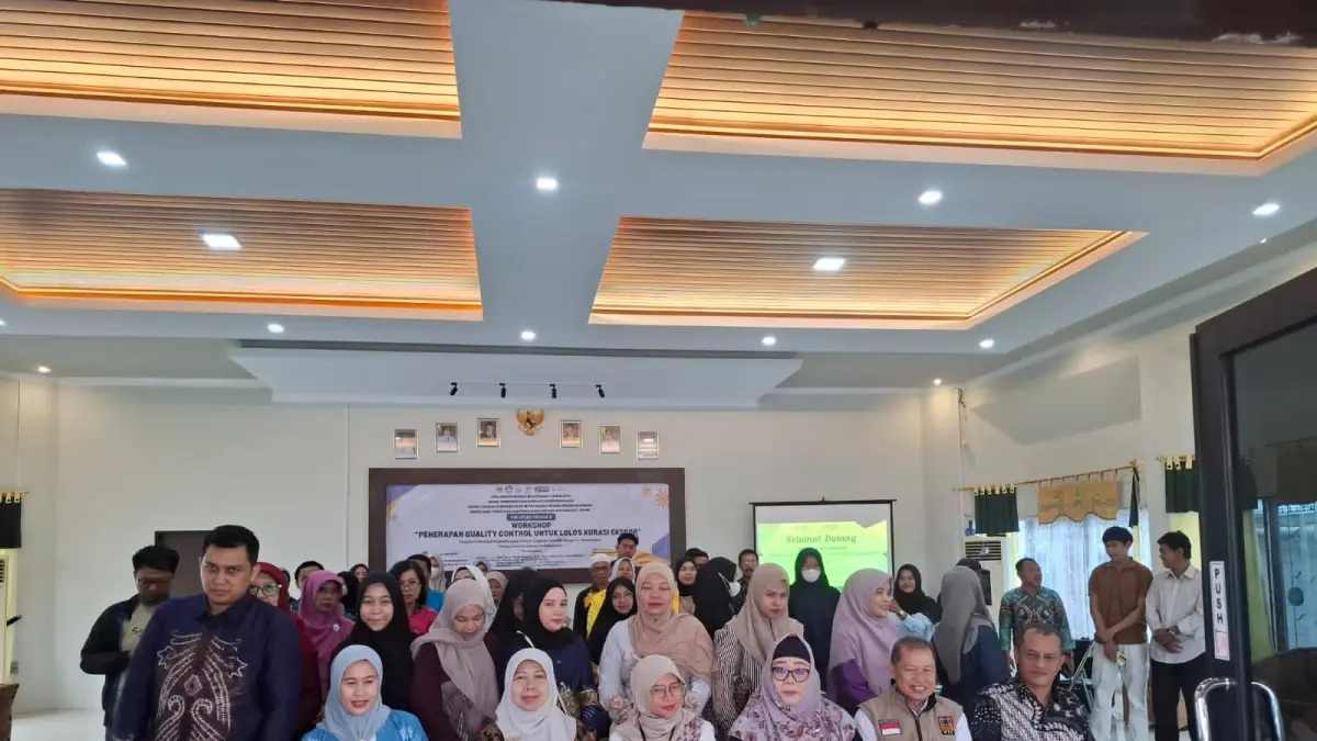 DOKUMENTASI: Tim PKM UPUD ULM berfoto bersama peserta workshop Penerapan Quality Control (QC) untuk Lolos Kurasi Ekspor di Aula Dinas Perdagangan dan Perindustrian (Disdagin) Kota Banjarbaru, Jumat (12/6).(Foto-foto: Tim PKM UPUD ULM)