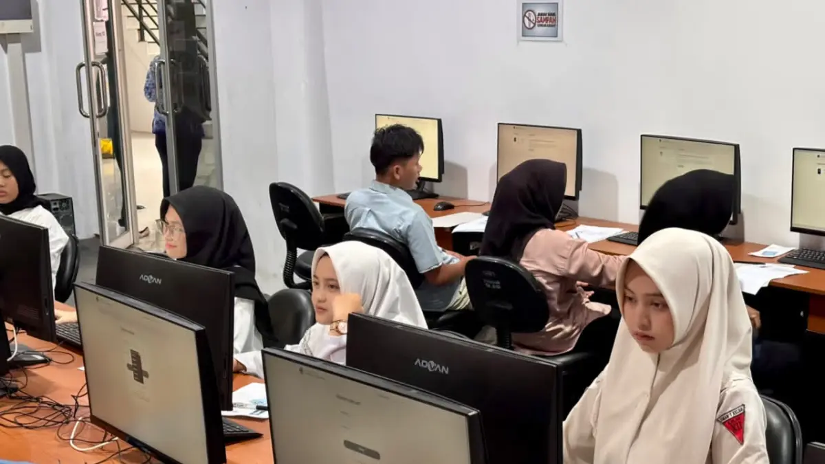 FOKUS: Puluhan peserta mengikuti seleksi akhir Program IBFL Batch 4 atau seleksi akademik berbasis UTBK yang digelar PT Saptaindra Sejati di Politeknik Negeri Banjarmasin (Poliban).(Foto-foto:Zulvan Rahmatan/Radar Banjarmasin)
