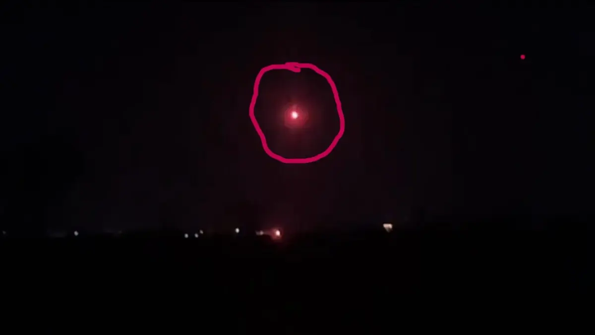 GEGER: Tangkapan layar video amatir warga tentang cahaya merah yang diduga sosok kuyang. (GRUP WHATSAPP)
