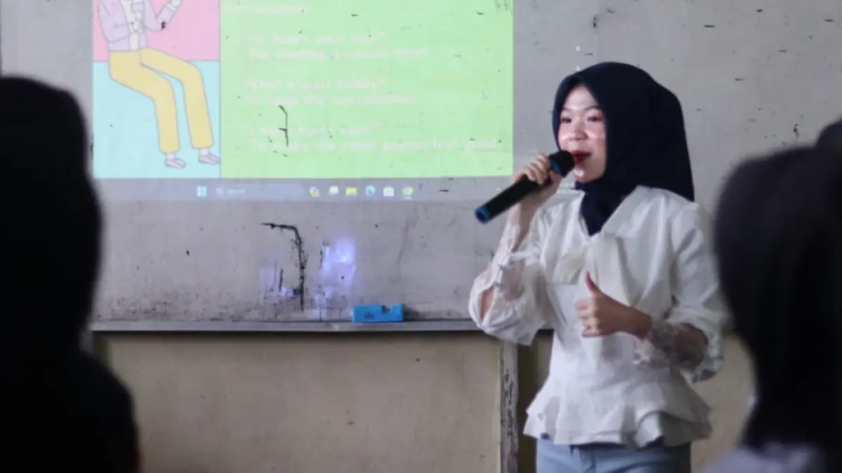 HADIR: Kembali ke kampung, Eva Febriyanti ajarkan bahasa Inggris gratis untuk masyarakat Desa Tampakang, Kecamatan Paminggir, HSU.