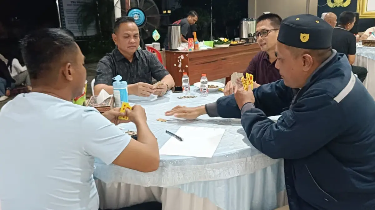 HIBURAN: Suasana perlombaan domino dan nonton bareng Piala Dunia di Mapolres Banjarbaru.