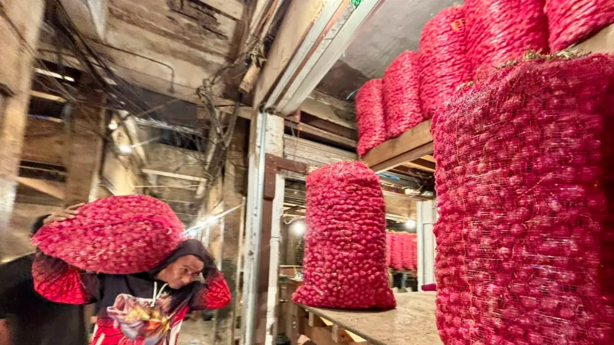KOMODITAS: Harga bawang merah di Pasar LIma anjlok di kisaran Rp15 ribu hingga Rp20 ribuan per kilogram, Kamis (11/6/2026).(Foto:Zulvan Rahmatan/Radar Banjarmasin)