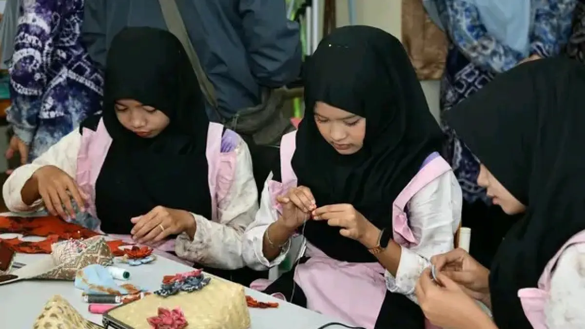 KREASI: Siswi Jurusan Tata Busana SMKN 1 Kandangan saat membuat kreasi fesyen dengan kain sasirangan.
