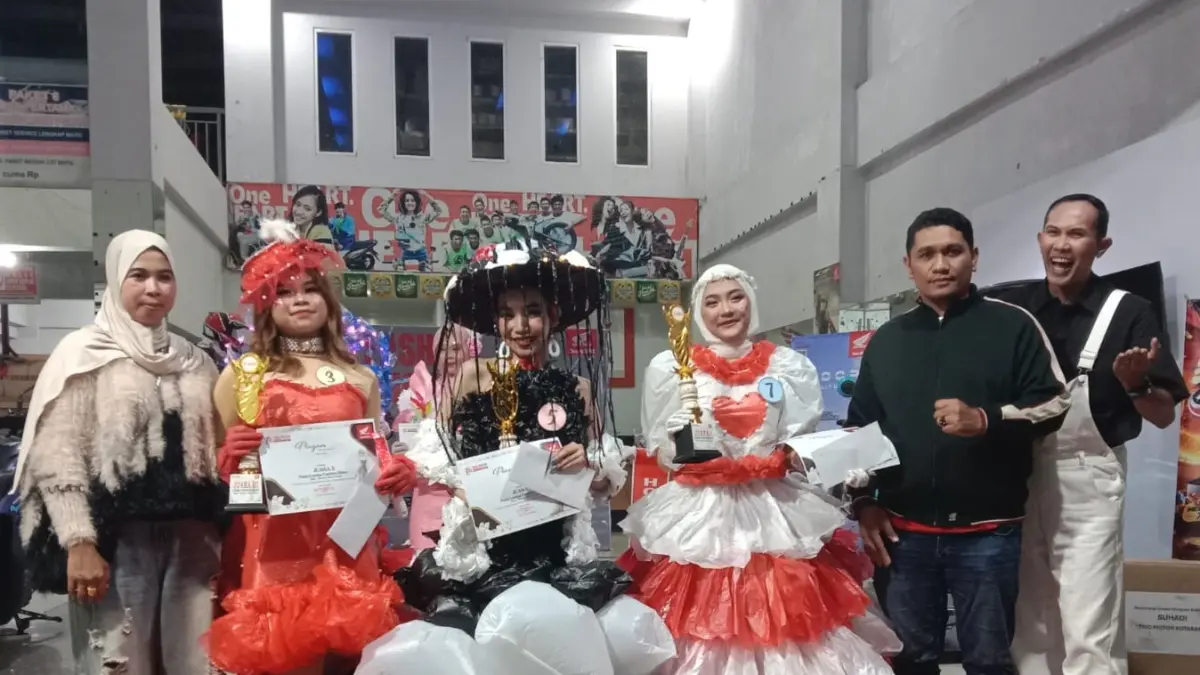 KREATIF: PT Trio Motor Honda juga ikut peduli lingkungan lewat gelaran acara Fashion Show Busana Daur Ulang di Dealer Trio Motor Kotabaru, belum lama tadi.(Foto: PT Trio Motor)&nbsp;