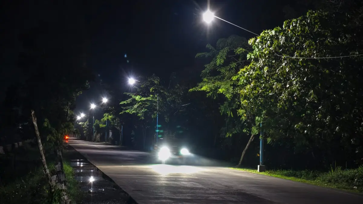 MENYALA: Ribuan PJU kini menerangi jalan di seluruh kecamatan di HST.