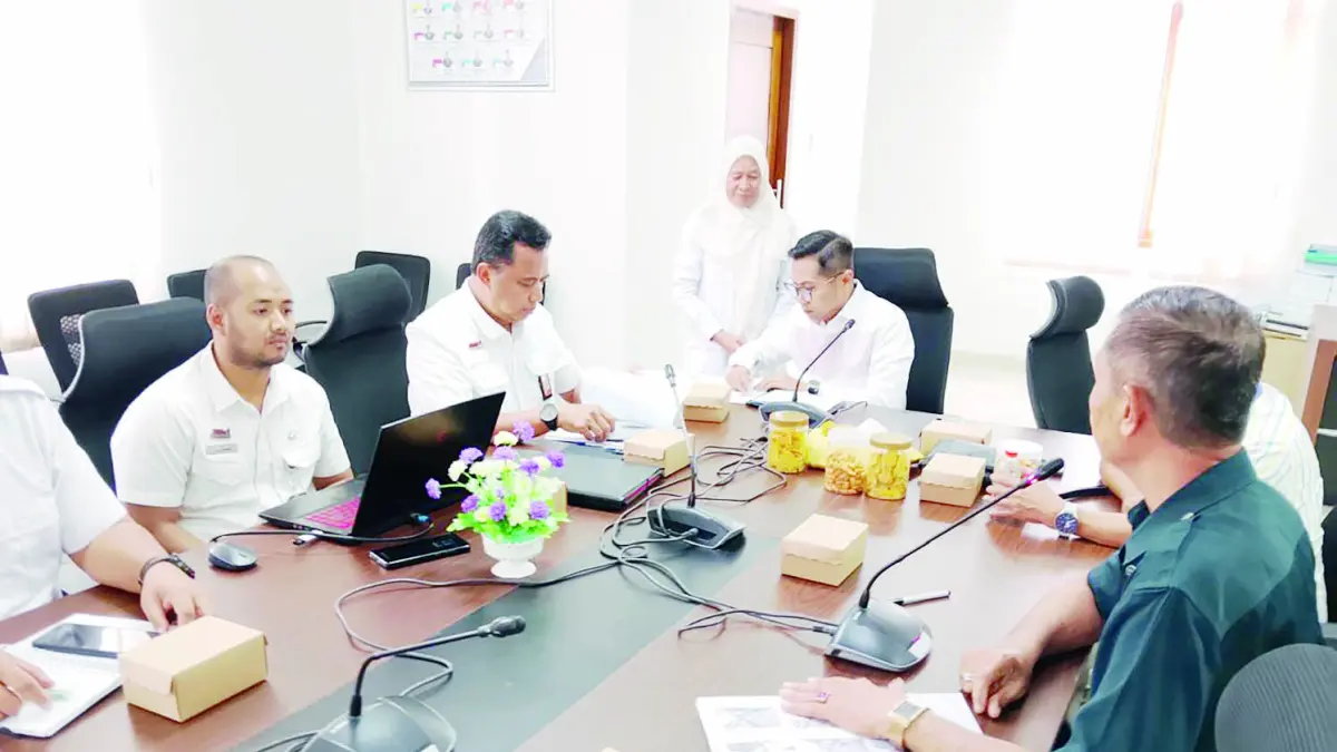 PIMPIN RAPAT: Ketua Komisi III DPRD Kota Banjarmasin Muhammad Ridho Akbar memimpin rapat kerja bersama Dinas PUPR Kota Banjarmasin membahas progres proyek strategis daerah yang hingga pertengahan tahun masih mencatat serapan anggaran sekitar 5 persen. Foto: Istimewa.