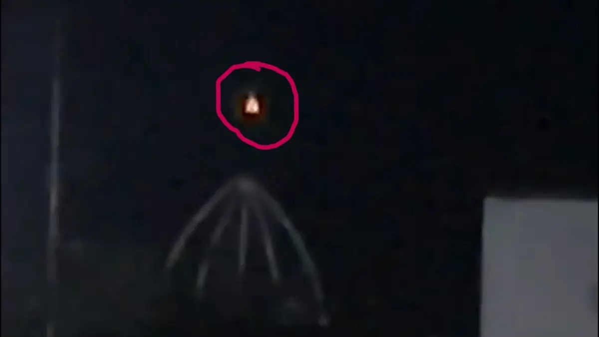 PENAMPAKAN: Objek penampakan cahaya merah misterius yang berhasil tertangkap kamera yang diyakini sebagai penampakan kuyang oleh para warga. (Foto: Screenshoot video warga)