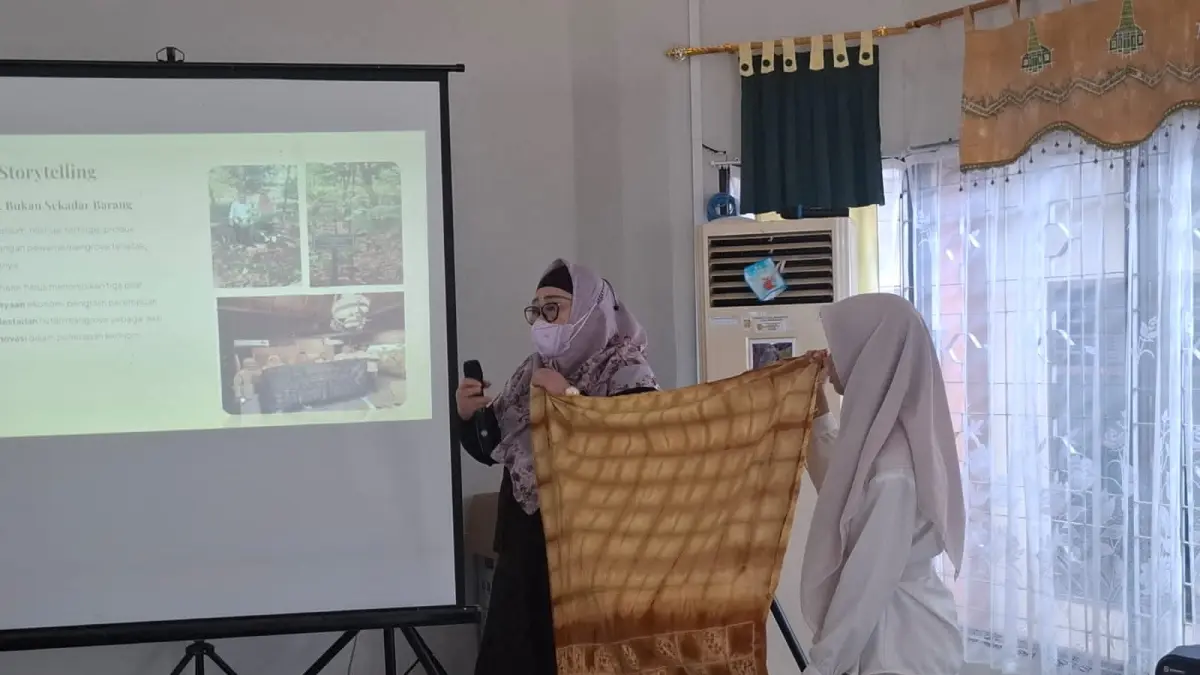 PENGEMBANGAN PRODUK: Prof Hesty menunjukkan produk kain Sasirangan dari kayu ulin berkualitas ekspor.