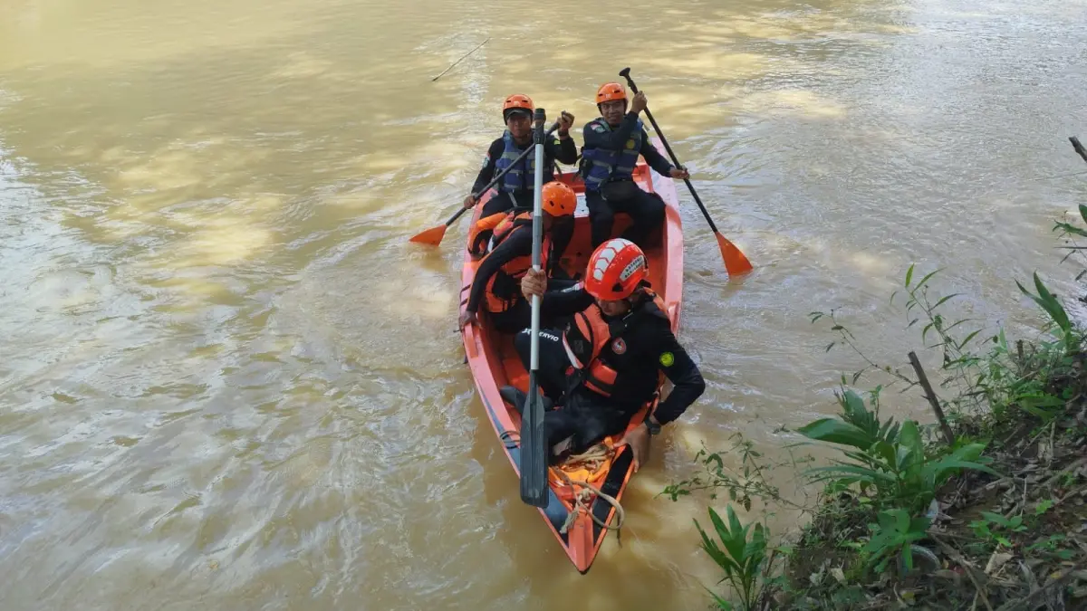 PENYISIRAN: Tim SAR Gabungan melakukan Operasi pencarian terhadap Nurhasanah (50) yang diduga tenggelam saat mencari rebung di Sungai Desa Rantau Nangka, Kecamatan Sungai Pinang, Kabupaten Banjar, Kamis (11/6/2026) siang. (Foto: KANSAR BANJARMASIN)

