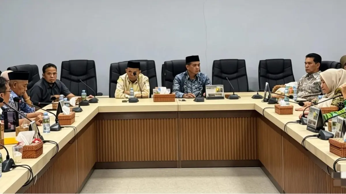 RAKER: DPRD HSU memanggil pihak SPBU di Kabupaten HSU, pascaaksi penyampaian aspirasi yang dilakukan persatuan truk di Kota Amuntai. (Foto: M. Akbar) 