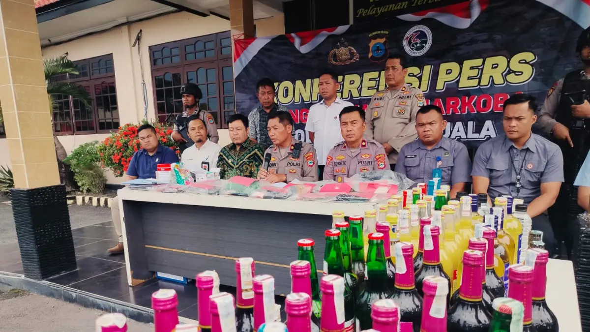 RILIS: Wakapolres Barito Kuala Kompol Zaenuri didampingi Kasi Humas IPTU Mego Budi Susanto menunjukkan barang bukti hasil Operasi Antik Intan 2026 di Mapolres Batola. (Foto: Maulana)&nbsp;