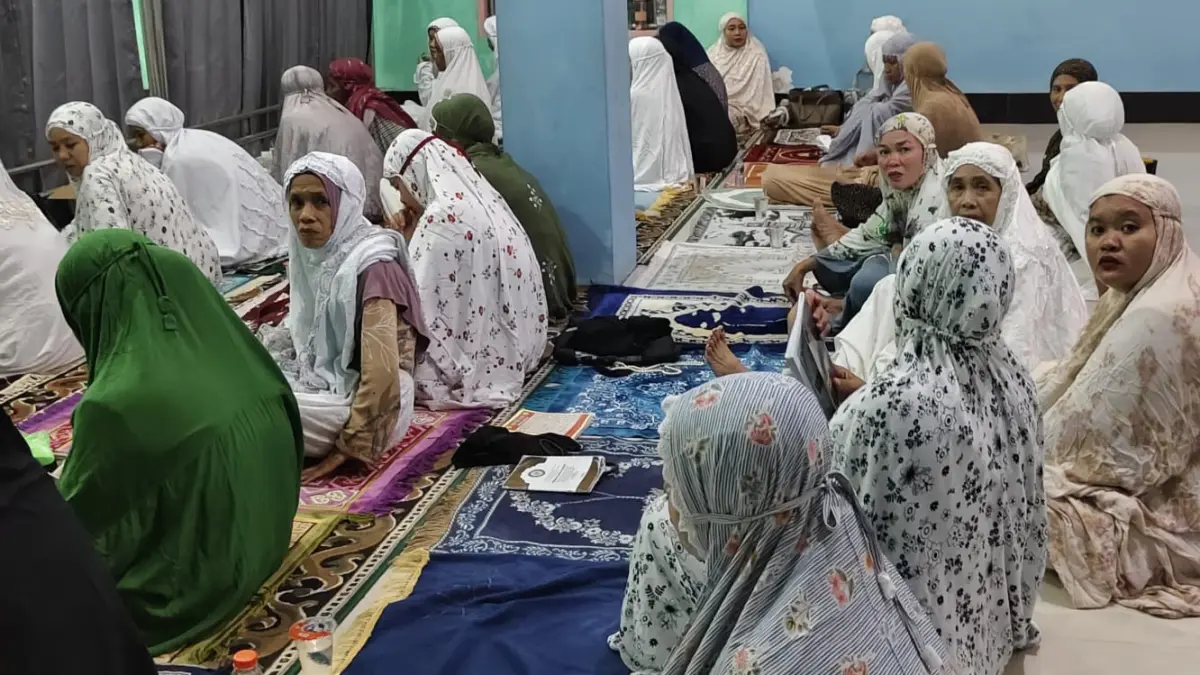 SALAT DAN DOA: Warga Kecamatan Tanta saat melaksanakan salat dan doa bersama untuk keamanan permukimannya.