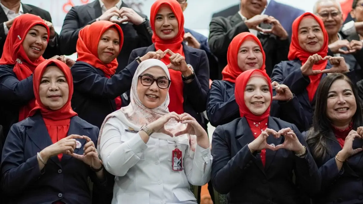 TANDA CINTA: Wali Kota Banjarbaru, Hj. Erna Lisa Halaby, bersama pengurus baru Yayasan Jantung Indonesia (YJI), kompak menunjukkan tanda "cinta" dengan tangan, melambangkan kepedulian terhadap kesehatan jantung.(Foto: MC Banjarbaru)