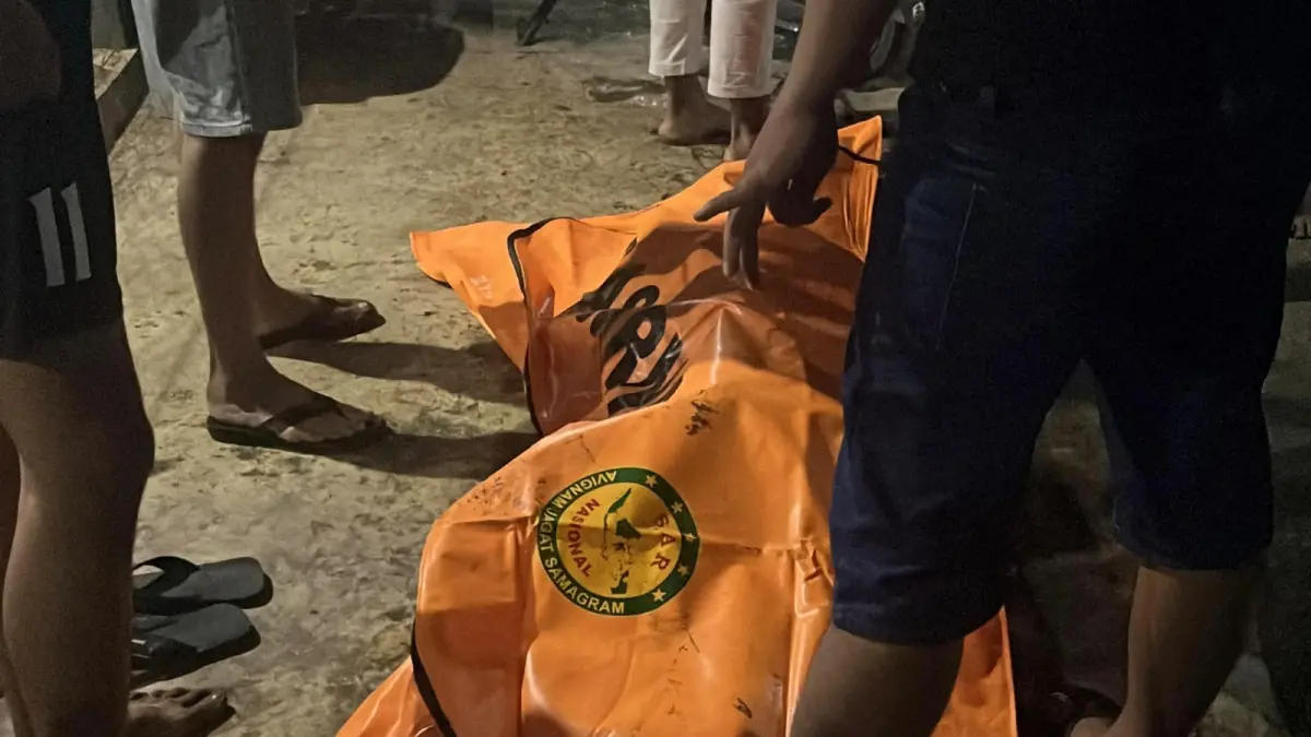 EVAKUASI: Tim SAR gabungan mengevakuasi korban yang ditemukan di Sungai Danau, Kecamatan Satui, Kabupaten Tanah Bumbu, Sabtu (13/6/2026) malam. (Foto: PKJR Tanah Bumbu)
