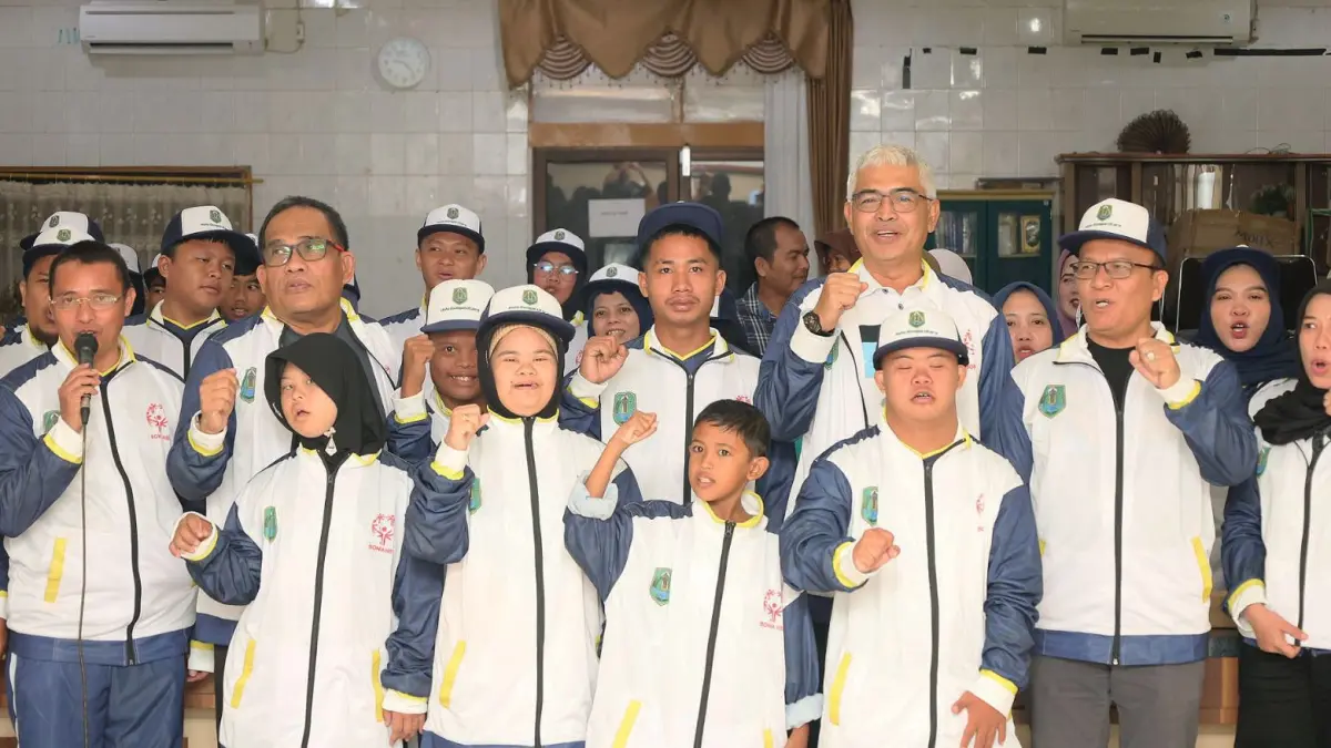 HADIR: Bupati HSU, H Sahrujani didampingi Ketua KONI HSU, Hero Setiawan melepas kontingen SOIna HSU yang akan mengikuti PESODA Kalsel dan PESONAS di NTT, Jumat (13/6/2026).(Foto: M Akbar/Radar Banjarmasin)