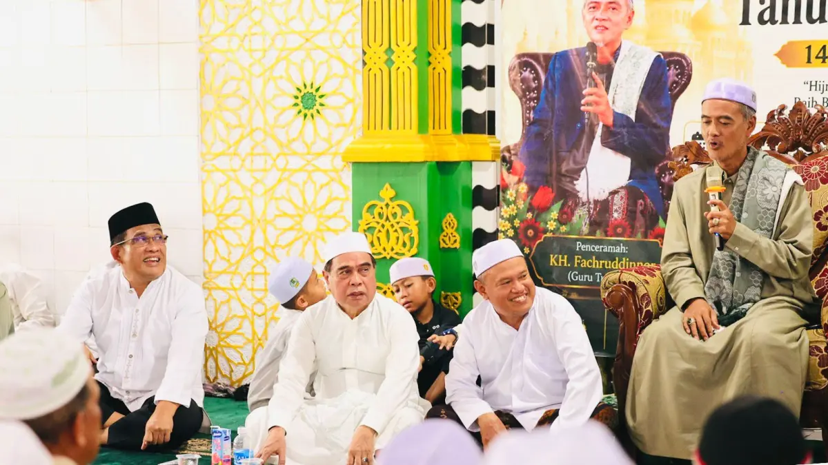 HADIR: Bupati HSU, H Sahrujani (kiri depan) berbaur dengan undangan Tabligh Akbar bersama Guru Tungkal di Masjid Jami
