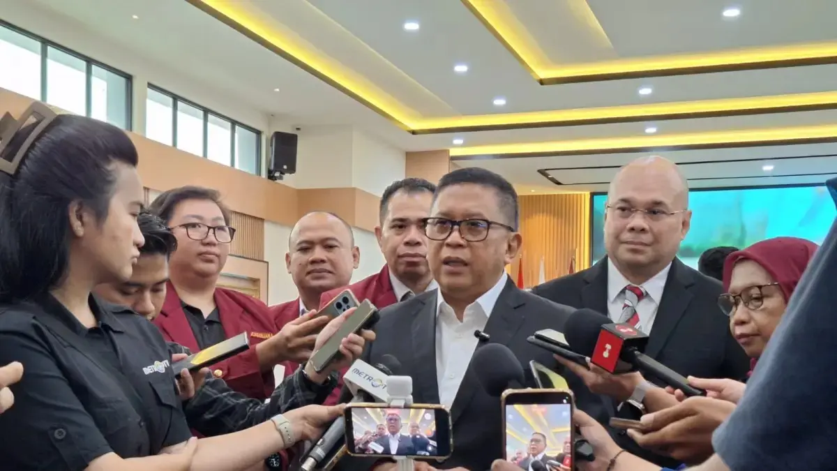 KRITISI KENAIKAN PERTAMAX: Sekjen PDI Perjuangan Hasto Kristiyanto kritisi naiknya harga BBM nonsubsidi jenis Pertamax. (Muhamad Ridwan/Jawa Pos)