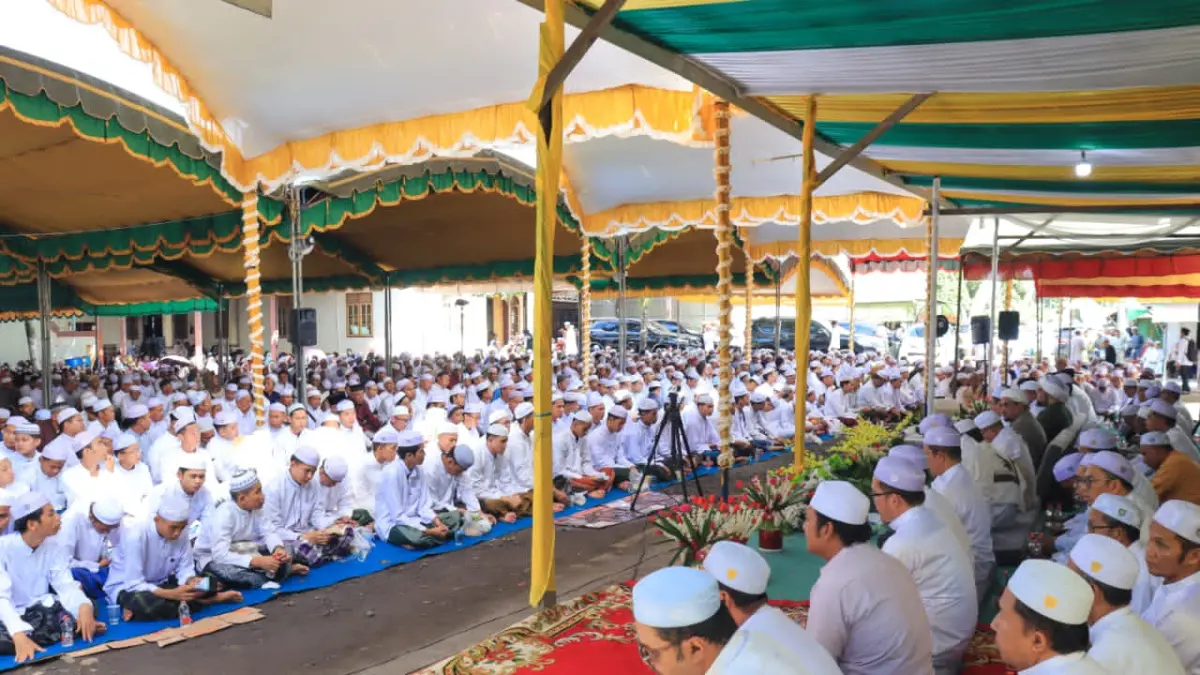 PADAT: Ribuan jemaah memadati area makam Datu Sanggul Desa dalam pelaksanaan haul, di Desa Tatakan Kecamatan Tapin Selatan.(Foto: Rasidi Fadli/Radar Banjarmasin)&nbsp;