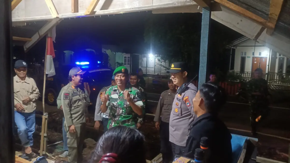 PATROLI: Jajaran Forkopimca Tanta saat melakukan patroli dan mengunjungi Pos Satkamling di desa-desa.(Foto : Polres Tabalong)