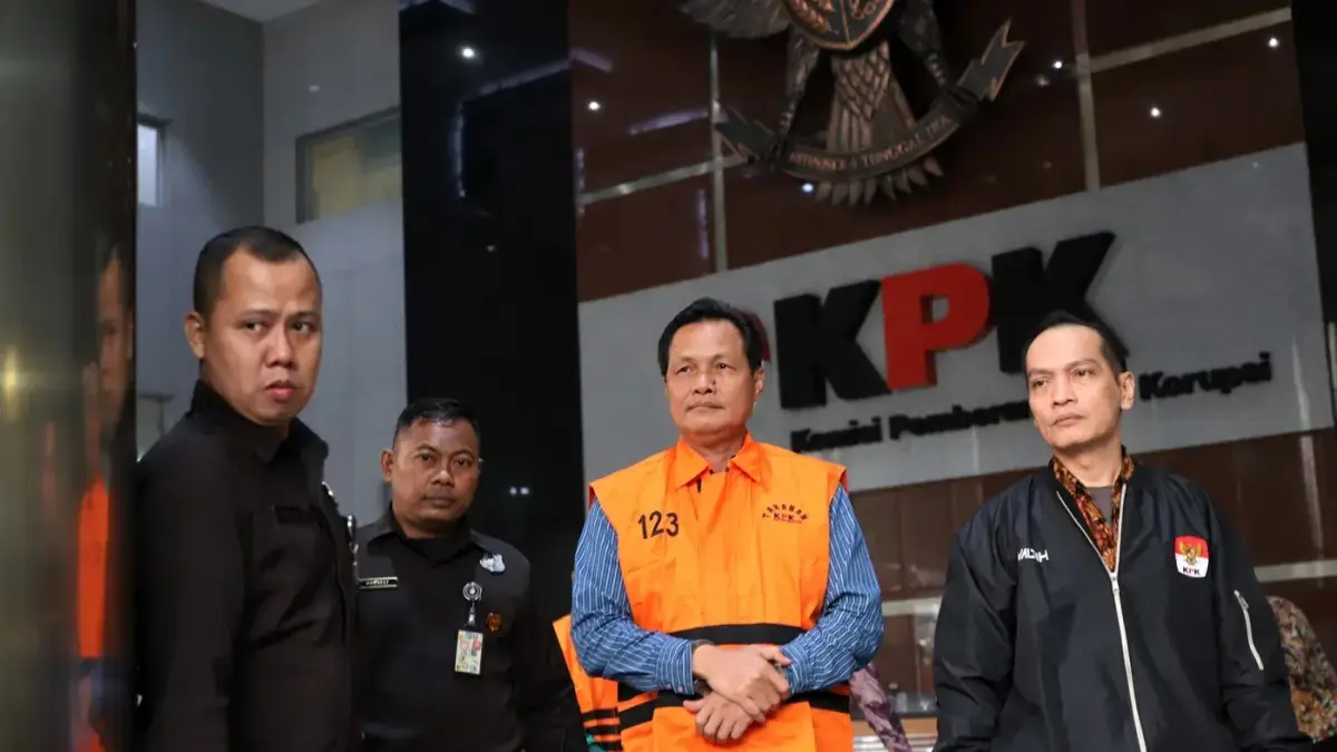 TERSANGKA: Bupati Muara Enim Edison mengenakan rompi tahanan usai menjalani pemeriksaan di Gedung Merah Putih KPK, Jakarta, Selasa (9/6). (Foto: Dery Ridwansah/Jawa Pos)
