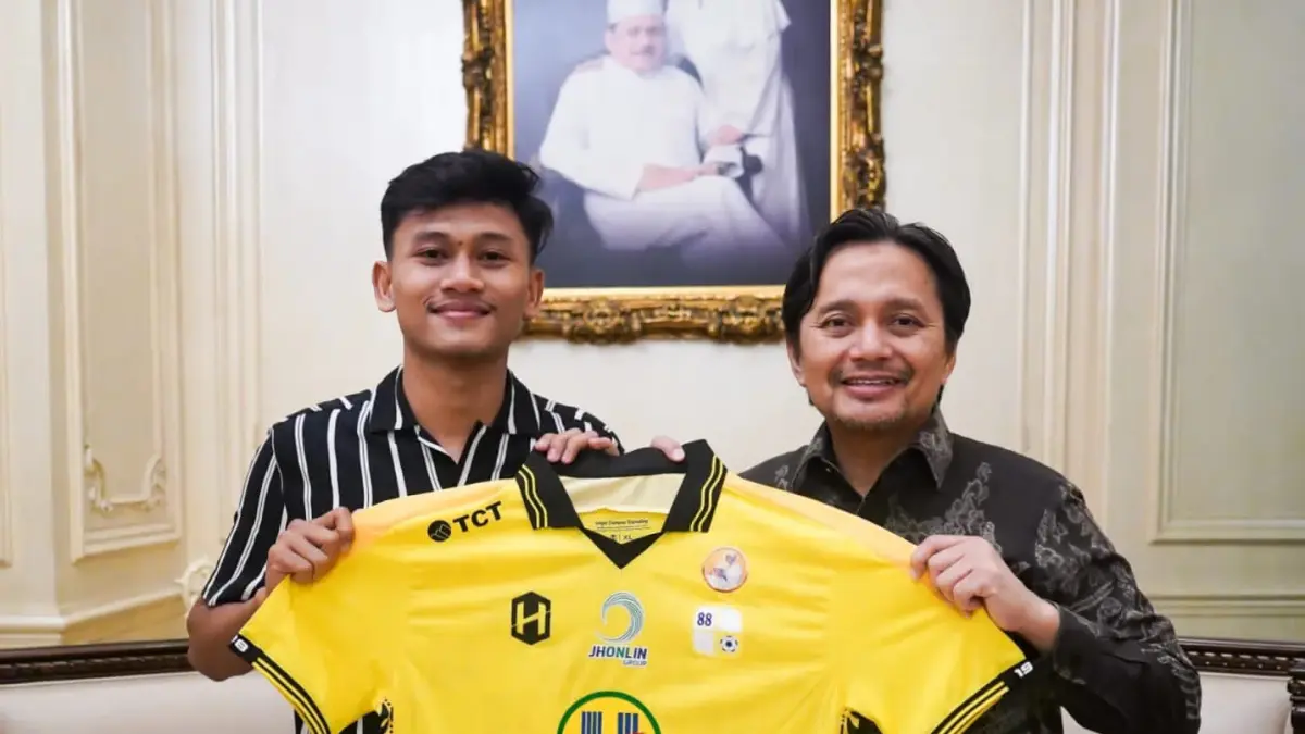 DIPERTAHANKAN: Owner Barito Putera, Hasnuryadi Sulaiman berfoto bersama Aditiya Daffa dan Kornelius Howay usai penandatanganan kontrak di Jakarta, belum lama tadi.(Foto: Dokumentasi Barito Putera)