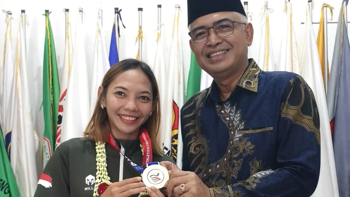 DISAMBUT HANGAT: Wakil Bupati HSU sekaligus Ketua Umum KONI HSU Hero Setiawan (kanan) memberikan apresiasi kepada atlet jalan cepat Halida Ulfah usai meraih medali emas nomor 10 kilometer pada Philippines Athletic Championship 2026, Minggu (14/6/2026).