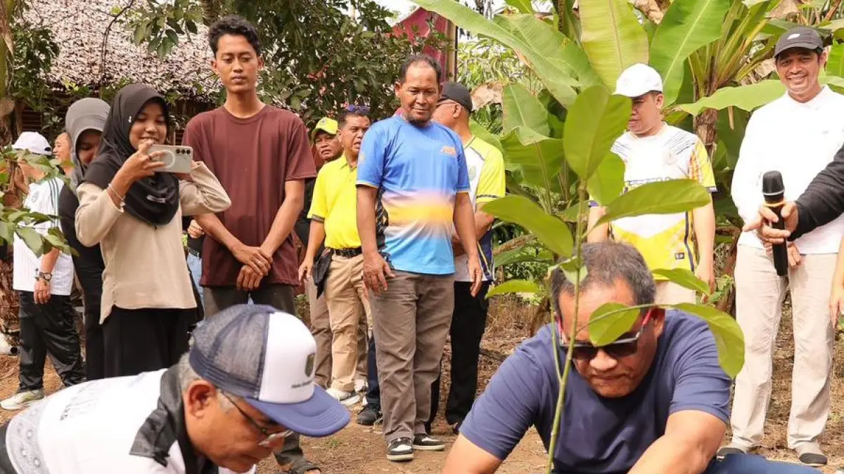 MOMEN: Bupati dan Wakil Bupati HSU, H Sahrujani dan Hero Setiawan tanan dua pohon di Kecamatan Banjang.(Foto: Pemkab HSU)