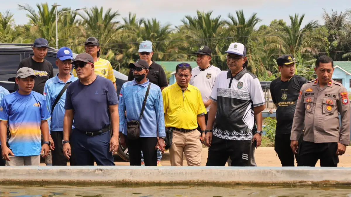 MOMEN: Kinerja penyuluh perikan sdi BBI Banjang diapresiasi Bupati Kabupaten HSU, H Sahrujani. (Foto: Pemkab HSU)