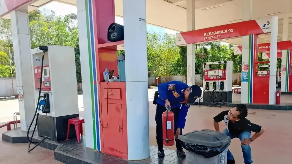 PASTIKAN AMAN: Personel Satpol PP dan Damkar Kabupaten Tala melakukan pengecekan tanggal kadaluarsa tabung APAR di salah satu SPBU di kabupaten Tala, Minggu (14/6/2026).(Foto: Satpol PP dan Damkar Tala)
