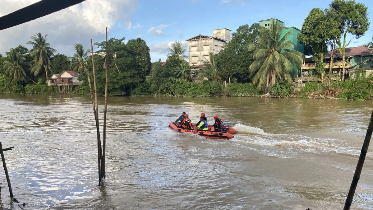 PENCARIAN: Tim SAR gabungan melakukan penyisiran di aliran Sungai Danau, Kecamatan Satui, Kabupaten Tanah Bumbu mencari korban tenggelam yang dilaporkan hilang. (Foto: Basarnas Banjarmasin)