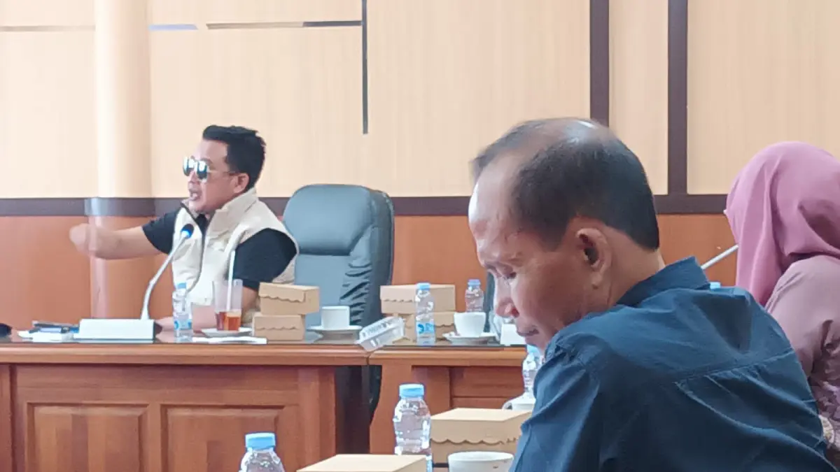 SERAPAN RENDAH: Komisi III DPRD Tabalong saat rapat bersama jajaran Dinas PUPR Tabalong, belum lama tadi.(Foto: Ibnu Dwi Wahyudi/ Radar Banjarmasin)