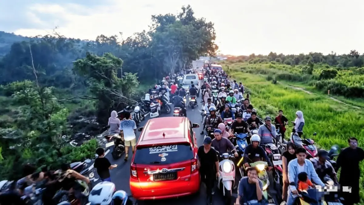 SPOT VIRAL: Pengunjung menikmati panorama Jalan Pulau Damar di Kecamatan Banjang, Kabupaten HSU.(Foto: M Akbar/Radar Banjarmasin)