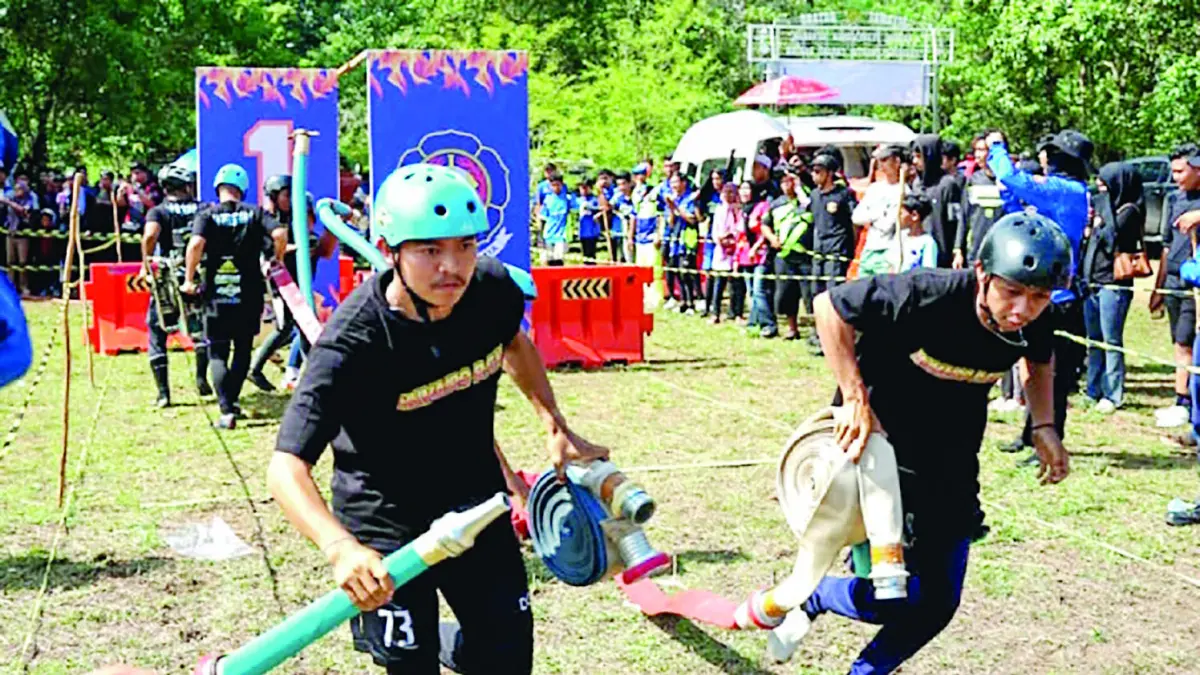 ADU KETANGKASAN: Relawan pemadam kebakaran unjuk gigi dalam lomba ketangkasan pada 2025. Sabtu (13/6), lomba serupa kembali digelar.&nbsp;
(FADLAN ZAKIRI/RADAR BANJARMASIN)