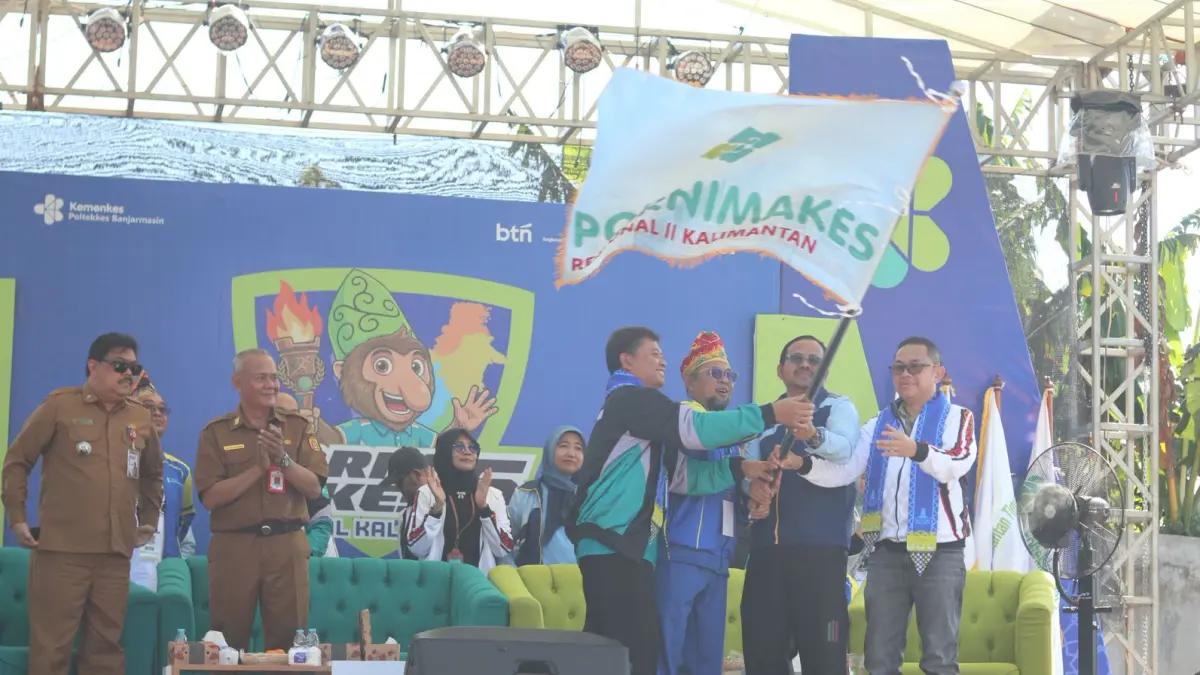 BENDERA: Pengibaran bendera PORNIMAKES menandai pembukaan resmi PORNIMAKES 6 Regional Kalimantan di Poltekkes Kemenkes Banjarmasin.