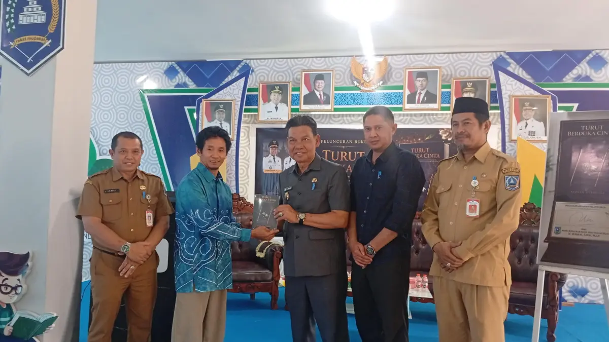 DILUNCURKAN: Buku Turut Berduka Cinta karya para penulis HSS resmi diluncurkan. (Foto: M. Padil Ihsan/Radar Banjarmasin)&nbsp;