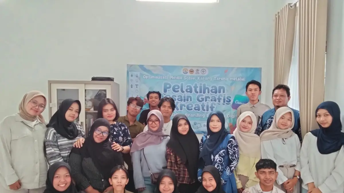 DOKUMENTASI:Dengan pelatihan optimalisasi media sosial yang diberikan tim dosen FPIK ULM, diharapkan bisa meningkatkan skill anggota Karang Taruna Pemuda Pemudi Kreasi Visual Kelurahan Sungai Besar.