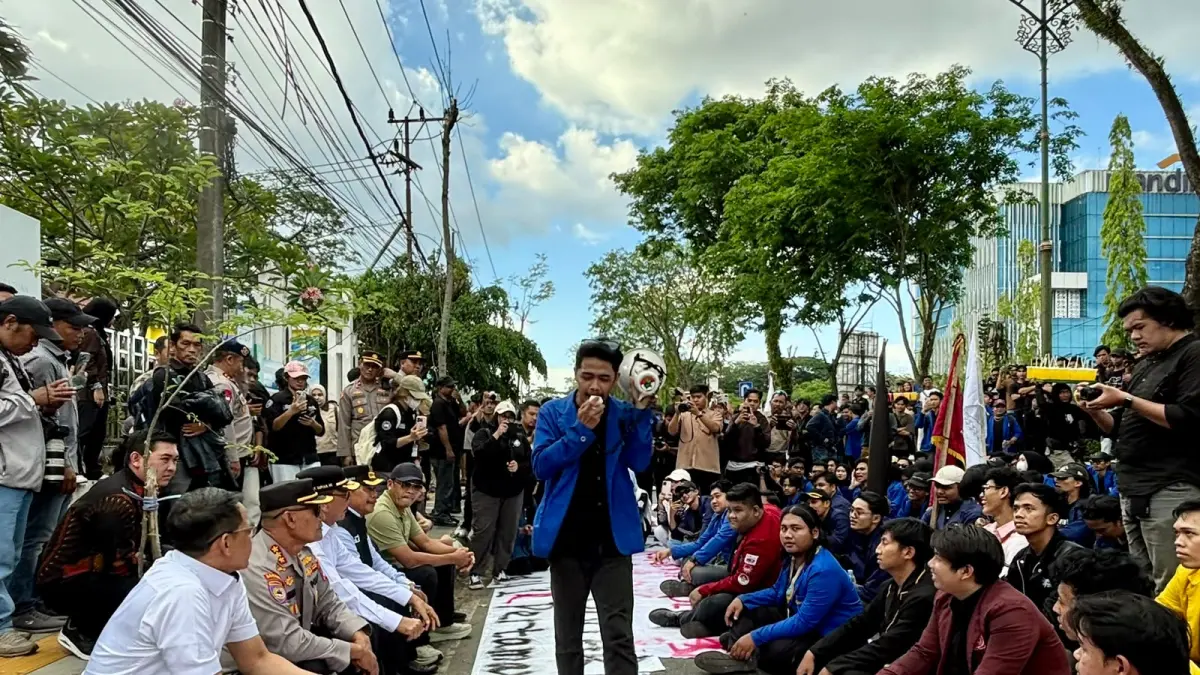 GERUDUK: Ratusan massa yang tergabung dalam Aliansi BEM se-Kalimantan Selatan (Kalsel) menggeruduk Kantor DPRD Kalsel di Jalan Lambung Mangkurat, Banjarmasin, Senin (15/6/2026)
