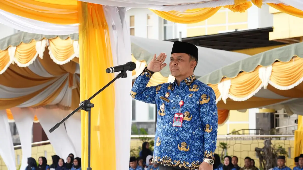 HORMAT: Bupati Tapin H Yamani memimpin apel gabungan memperingati Hari Pendidikan Nasional 2026, Hari Kebangkitan Nasional ke-118, serta Hari Ulang Tahun ke-77 Proklamasi Pemerintahan Gubernur Tentara ALRI Divisi IV Pertahanan Kalimantan.