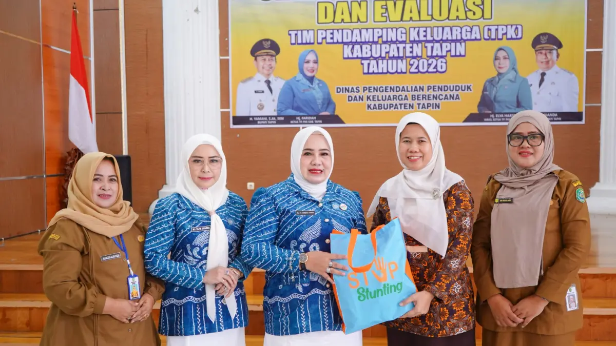 KENANG-KENANGAN: Ketua TP PKK Tapin Hj Faridah didampingi Ketua GOW Tapin Hj Elya Hartati menyerahkan cenderamata ke narasumber.