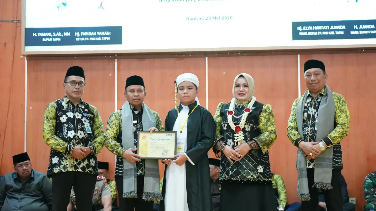 KHATAMAN: Bupati Tapin H Yamani dan Ketua TP PKK Tapin Hj Faridah berfoto bersama usai khataman Alquran.