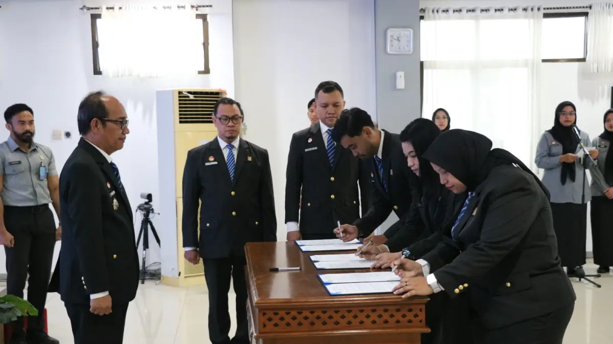 KOMITMEN: Kepala Kanwil Kemenkum Kalsel, Alex Cosmas Pinem menyaksikan penandatanganan pakta integritas. (Foto-foto: Humas Kanwil Kemenkum Kalsel)