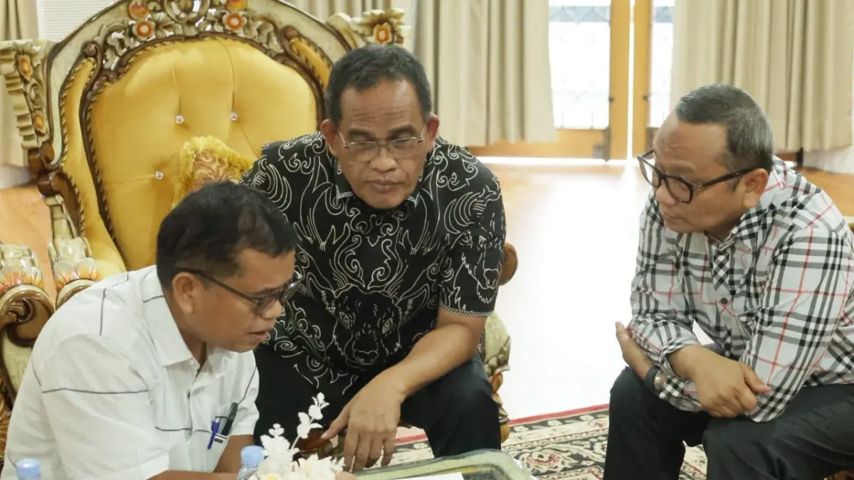 KUNKER: Bupati HSU, H Sahrujani (tengah) bersama Bupati Tabalong, HM Noor Rifani (kanan) dan Kadis PUPR HSU, Amos Silitonga, membahas rencana pembuatan sodetan dan normalisasi sungai sebagai upaya penanganan banjir wilayah, Minggu (14/6/1016).(Foto: Pemkab HSU)