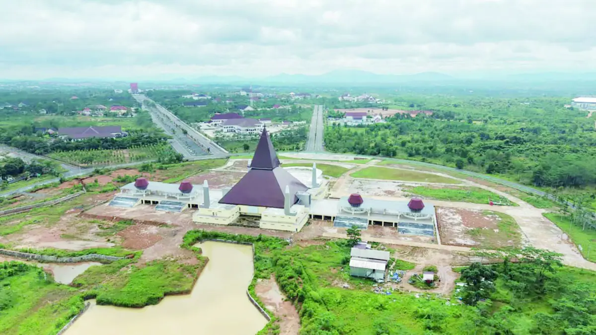MEGAH: Masjid Syekh Muhammad Arsyad Al-Banjari difoto dari kamera udara. Kawasan ini disiapkan menjadi lokasi pusat peringatan Harjad ke-76 Kalsel.&nbsp;
(MC Kalsel untuk Radar Banjarmasin)