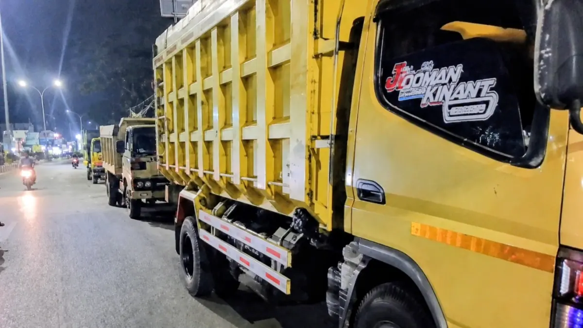 MENGANTRE:  Gangguan jaringan internet yang memengaruhi sistem barcode MyPertamina menyebabkan antrean puluhan truk mengantre di SPBU Loktabat, Banjarbaru, Senin (15/6) malam. (FADLAN ZAKIRI/RADAR BANJARMASIN)
