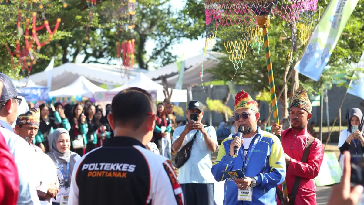 PANTUN: Direktur Poltekkes Kemenkes Regional Kalimantan berbalas pantun sebagai bagian dari rangkaian pembukaan PORNIMAKES VI Regional Kalimantan.