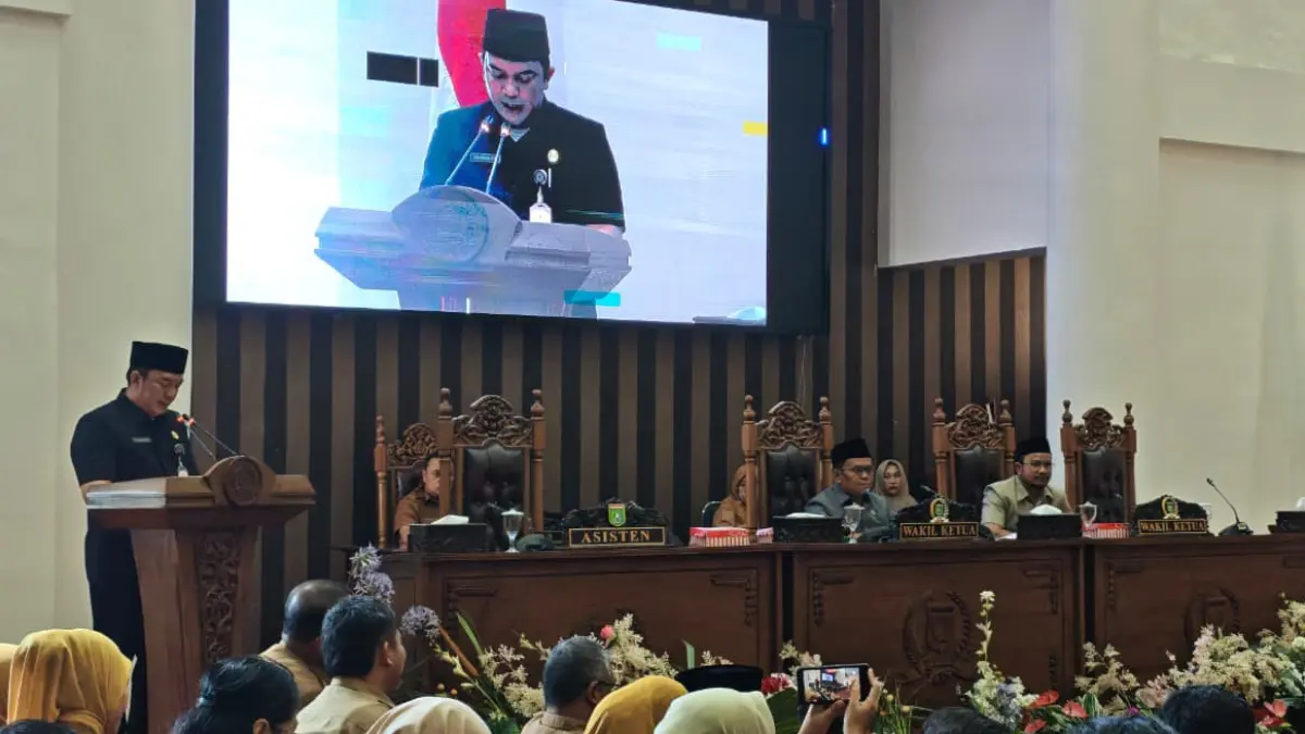 PARIPURNA: Asisten Pemerintahan dan Kesra Tanah Bumbu, M Putu Wisnu Wardhana menyampaikan Raperda perubahan Perda BPD dalam Rapat Paripurna DPRD Tanah Bumbu, Senin (15/6/2026).