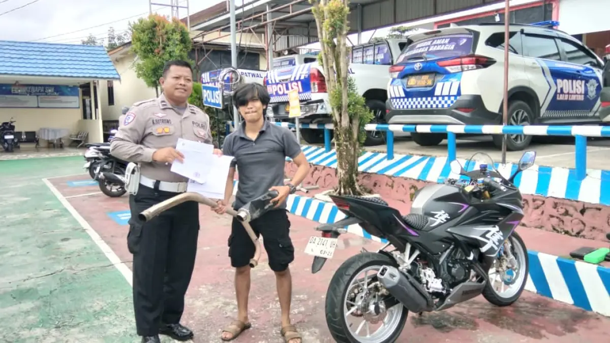 PENERTIBAN: Anggota Satlantas Tabalong saat menemukan pengendara sepeda motor dengan knalpot brong. (Foto: Ibnu Dwi Wahyudi/ Radar Banjarmasin)