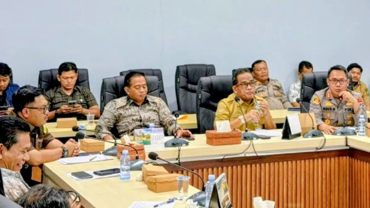 PENGAWASAN: DPRD HSU bersama Pemkab HSU menggelar rapat koordinasi guna mencari solusi distribusi BBM bersubsidi agar tepat sasaran dan tidak menimbulkan keresahan masyarakat. (Foto: M.Akbar) 
