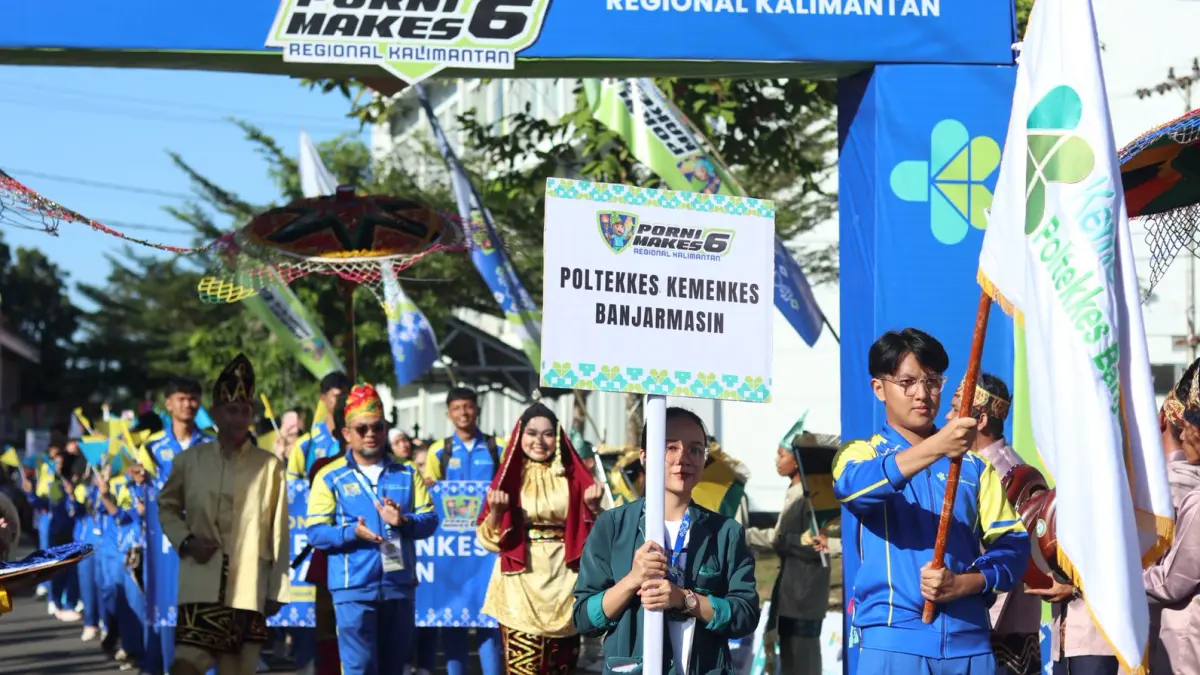 PORNIMAKES: Kontingen Poltekkes Kemenkes Banjarmasin memasuki arena pembukaan PORNIMAKES VI Regional Kalimantan di Banjarbaru, Senin (15/6/2026).